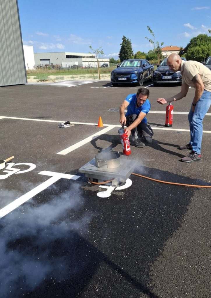 Stagiaire éteignant un feu réel sur générateur de flammes lors d’une formation manipulation des extincteurs MFP84 dans le Vaucluse